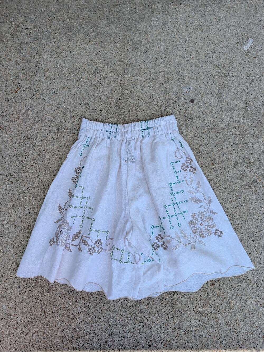 one of a kind LINEN SHORTS made from a cross stitched tablecloth S - Picture 8 of 12